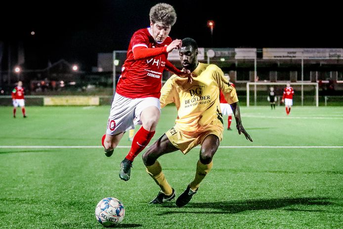 Jelte De Coninck snelt voorbij Malick Gaye van HO Kalken.