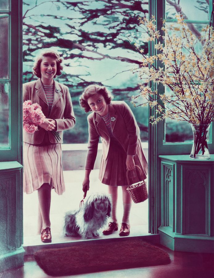 Elizabeth and haar zus Margaret met hun hond.