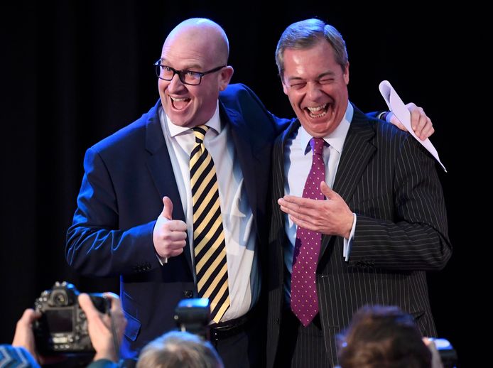 Paul Nuttall en Nigel Farage (rechts) keren de eurosceptische partij UKIP de rug toe. Foto uit 2016.