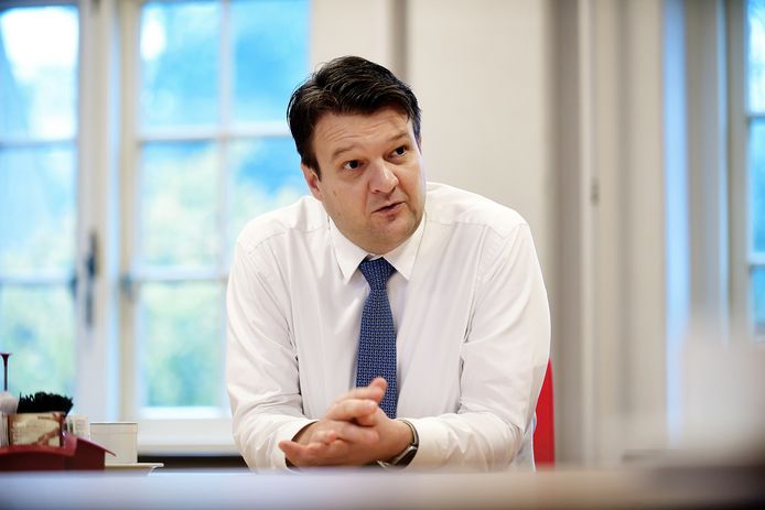 Burgemeester Han van Midden wil, samen met wethouder Inge Raaijmakers, ervoor zorgen dat Roosendalers hun gemeente weer vertrouwen. De communicatie met inwoners moet stukken beter.