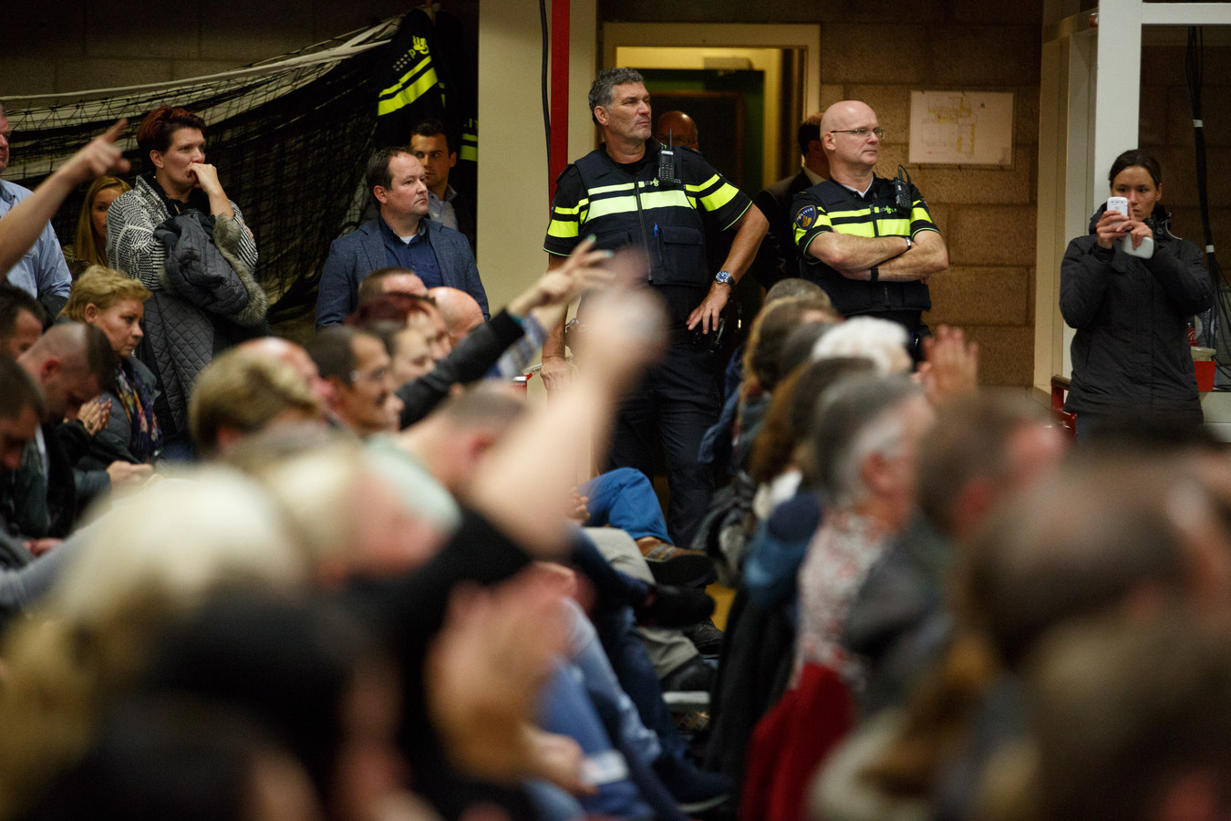 Bijeenkomst tussen gemeente, voor- en tegenstanders van een asielzoekerscentrum in Steenbergen.