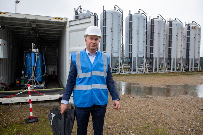 Inopsys CEO Steven de Laet bij de proefinstallatie om PFAS uit grondwater te halen.