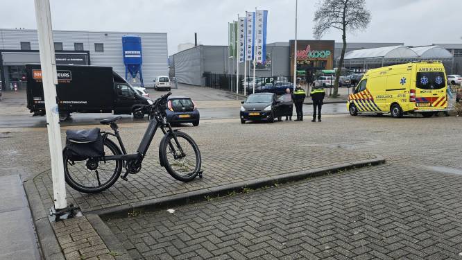 Fietser geschept door auto, omstanders bekommeren zich om slachtoffer  