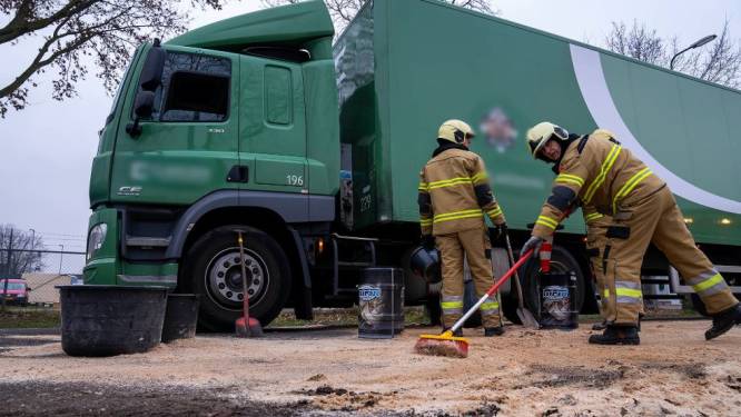 Vrachtwagen lekt diesel na botsing met aanhangwagen in Oss