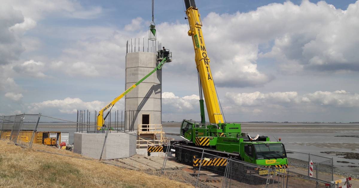Radartoren in aanbouw bij Ossenisse