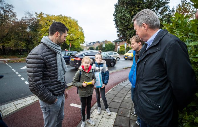 Wethouder Landwehr (VVD) kwam een kijkje nemen op de Groenekanseweg.