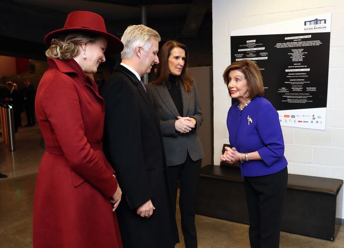 Het Belgisch vorstenpaar verwelkomt samen met Belgisch premier Sophie Wilmès de Amerikaanse Nancy Pelosi, democratische voorzitter van het Huis van Afgevaardigden.
