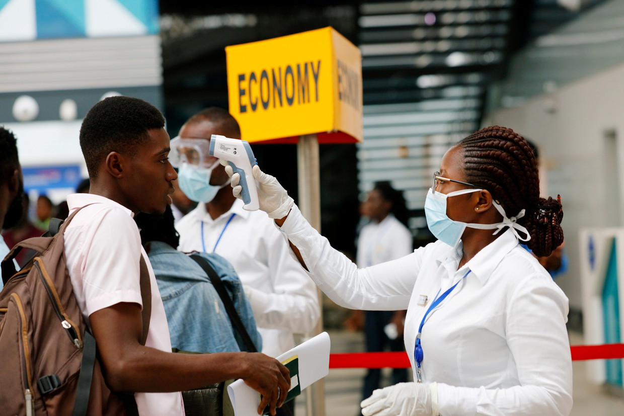 Passagier op Kotoka International Airport in Accra, Ghana, ondergaat temperatuurmeting. Beeld Francis Kokoroko / Reuters