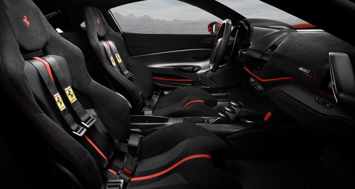 In het interieur van de 488 Pista is veel lichtgewicht koolstofvezel toegepast