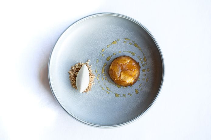 Tarte tatin van Betuwse appel geserveerd met vanille roomijs.