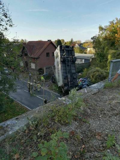 Vrachtwagen rijdt in België van brug: dode en gewonde