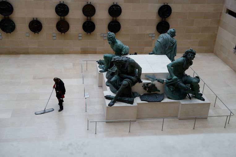 Het Louvre is uitgestorven.  Beeld AFP