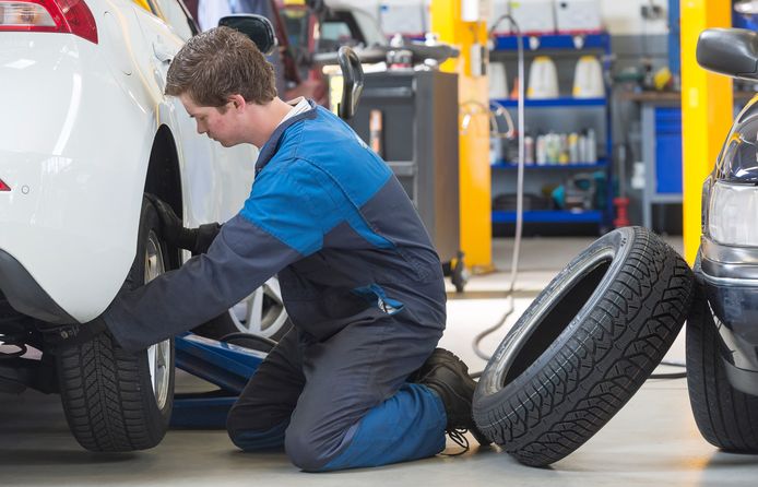 Archiefbeeld: Een automonteur aan het werk in een garage