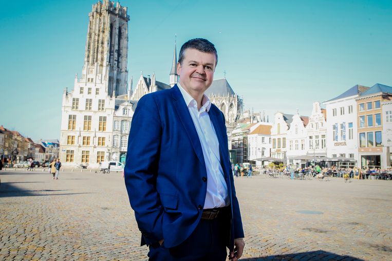 Bart Somers, burgemeester van Mechelen, verdedigt de beslissing van zijn college en spreekt over een juridisch kluwen. Beeld 