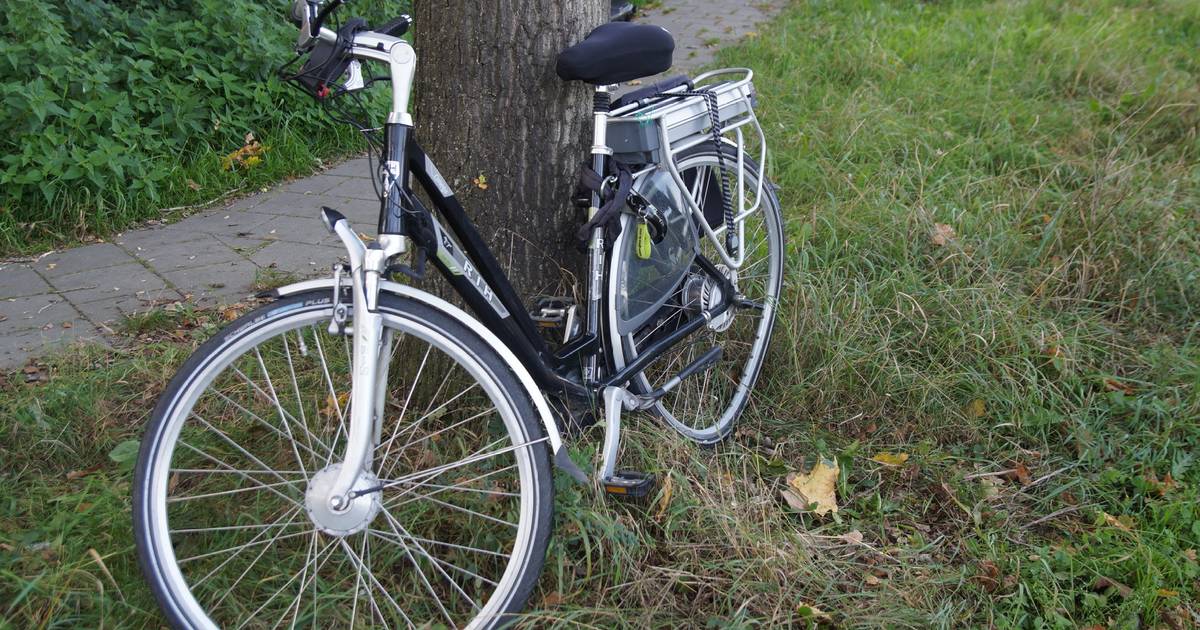 Fietsster valt hard op de grond na botsing met auto in Vlijmen, slachtoffer naar het ziekenhuis.