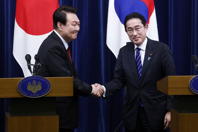 De Zuid-Koreaanse president Yoon Suk-yeol (links) en zijn Japanse collega Fumio Kishida. Beeld ANP / EPA
