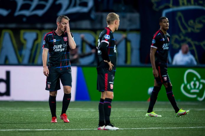 Zo ziet teleurstelling eruit bij FC Twente: Wout Brama, Jesse Bosch en Jayden Oosterwolde.