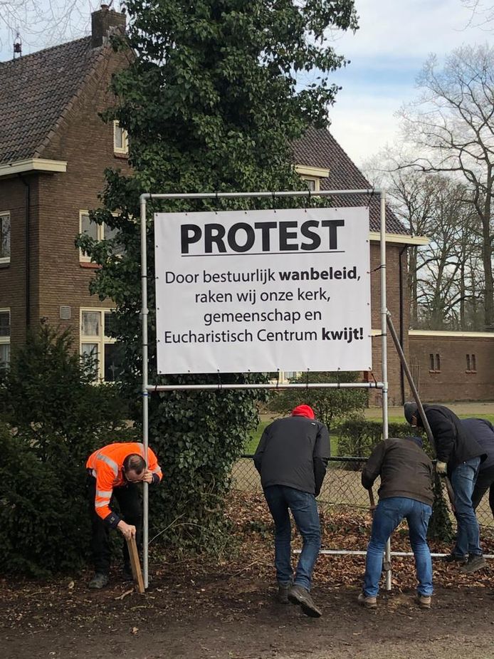 Parochianen plaatsten eind januari dit jaar een spandoek voor de Heilige Nicolaaskerk in Schalkhaar als protest tegen de voorgenomen sluiting van de kerk.