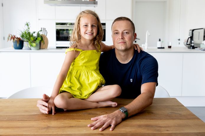 Koen Van den Berghe en dochter Féline: “Dat urenlang gesleep met bagage en een kind van 5 had vermeden kunnen worden.”