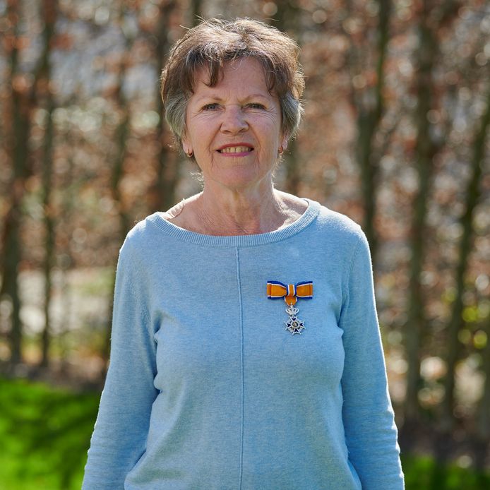 Uitreiking Koninklijke Onderscheiding Lid in de Orde van Oranje-Nassau aan Frèdèrique Assink door Burgemeester Han van Midden