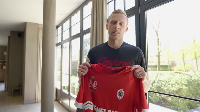Ritchie De Laet wenst Dimitri Van den Bergh succes in de Premier League.