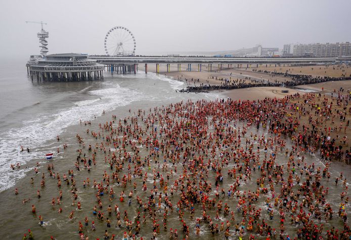 De nieuwjaarsduik in Scheveningen.