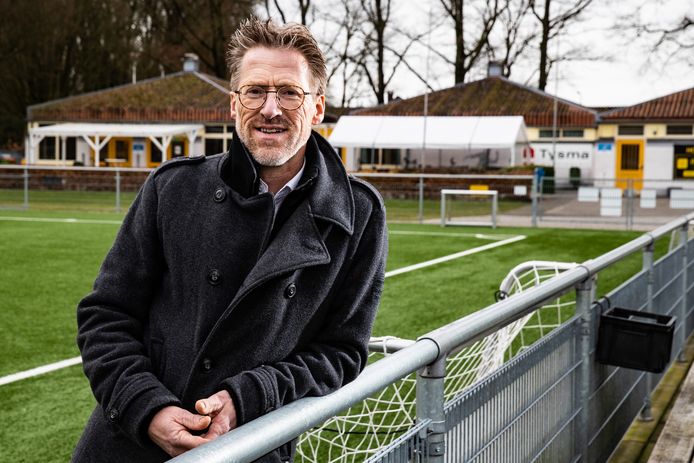 Paul de Groot, met op de achtergrond het gedateerde clubgebouw van DSC.