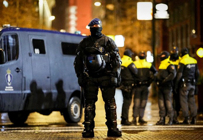 Leden van de Bijstandseenheid (ME) van de Koninklijke Marechaussee en de Mobiele Eenheid vrijdagavond rondom het ministerie van Justitie en Veiligheid. Daar gaven demissionair premier Mark Rutte en demissionair coronaminister Hugo de Jonge van Volksgezondheid, Welzijn en Sport een persconferentie over de coronamaatregelen.