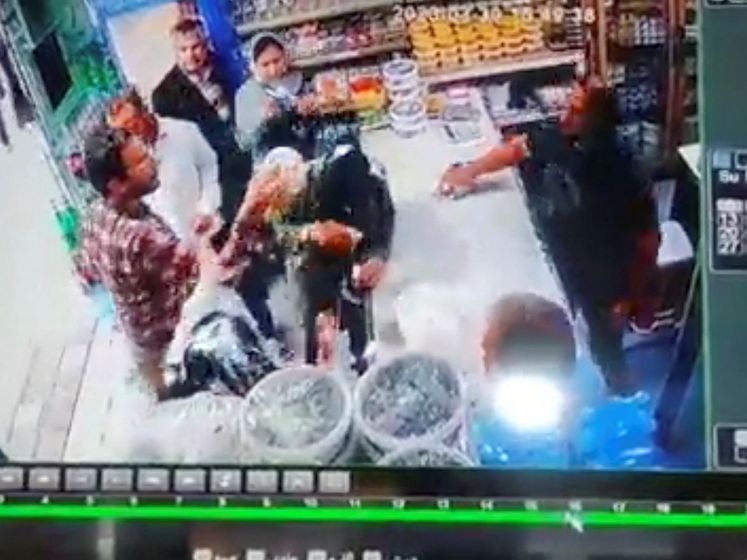 Iraniër gooit yoghurt over vrouwen omdat haar niet bedekt is
