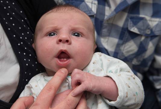 Baby Thomas Uit Groessen Is Vijf Weken En Heeft Al Tandjes Duiven Gelderlander Nl