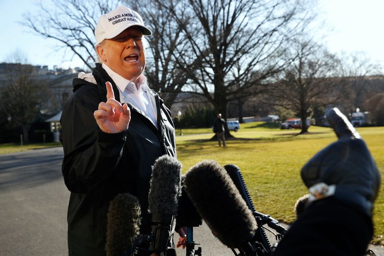 President Donald Trump spreekt de pers toe aan het Witte Huis. Hij staat op het punt om te vertrekken naar Texas, terwijl de shutdown nog steeds aan de gang is.  Beeld AP