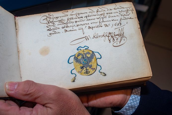 Een weldoenersboekje uit 1653 in het gerestaureerde archief van het Sint Catharinagasthuis in Grave. Op deze pagina belooft de stad Nijmegen het weeshuis financieel te ondersteunen.