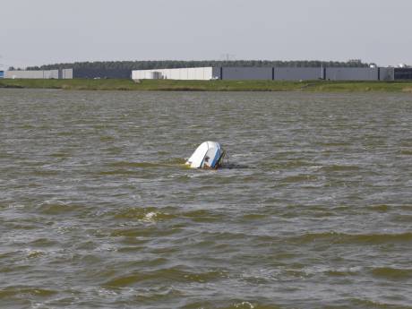 Zeilboot slaat om midden op Binnenschelde, twee opvarenden belanden in koud water