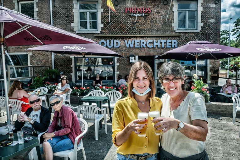 Waardin Heidi Daniëls en dochter Tina van café Oud Werchter. ‘Elk jaar komen hier tijdens de Rock dezelfde mensen, ook uit het buitenland. Dat is altijd een fijn weerzien.’  Beeld Tim Dirven