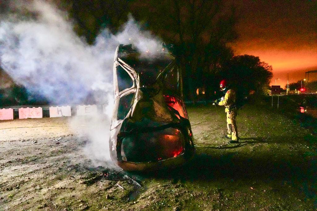 Auto ’staat rechtop’ in brand in Helmond Foto AD.nl