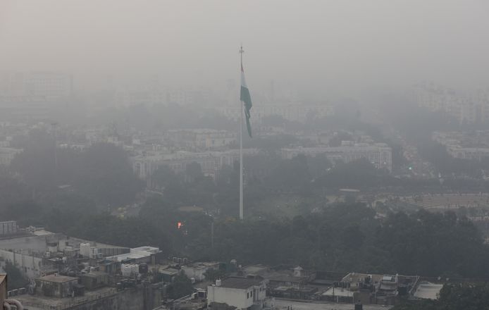 De Indiase hoofdstad New Delhi is bedekt onder een dikke laag smog.