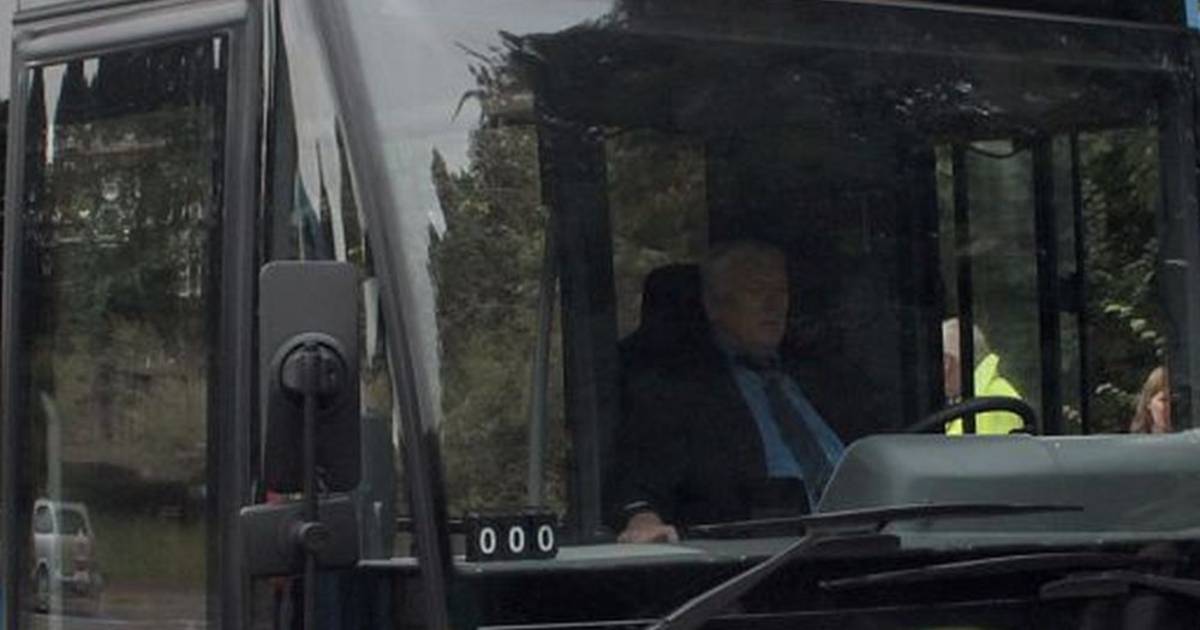 Bus botst op auto op Jachthuisweg