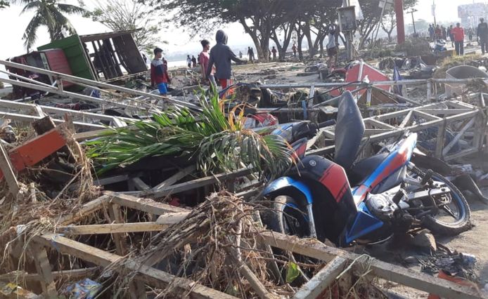 Chaos in Palu, waar door de tsunami verscheidene huizen werden weggespoeld. Ook een winkelcentrum en moskee raakten zwaar beschadigd.