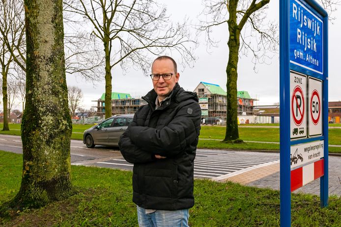 Dinand Kraaij voor de bouwplaats tussen Giessen en Rijswijk waar zijn nieuwe winkel komt.
