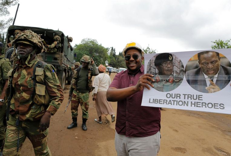 Mensen verzamelen tijdens een anti-Mugabe protestmars, met steun van het leger. Beeld ANP