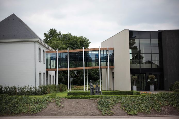 De samenwerking met de Vlaamse Ombudsman is gedurende de eerste drie jaar gratis. Daarna wordt er mogelijk wel een kostprijs aangerekend. (foto: gemeentehuis Opglabbeek)