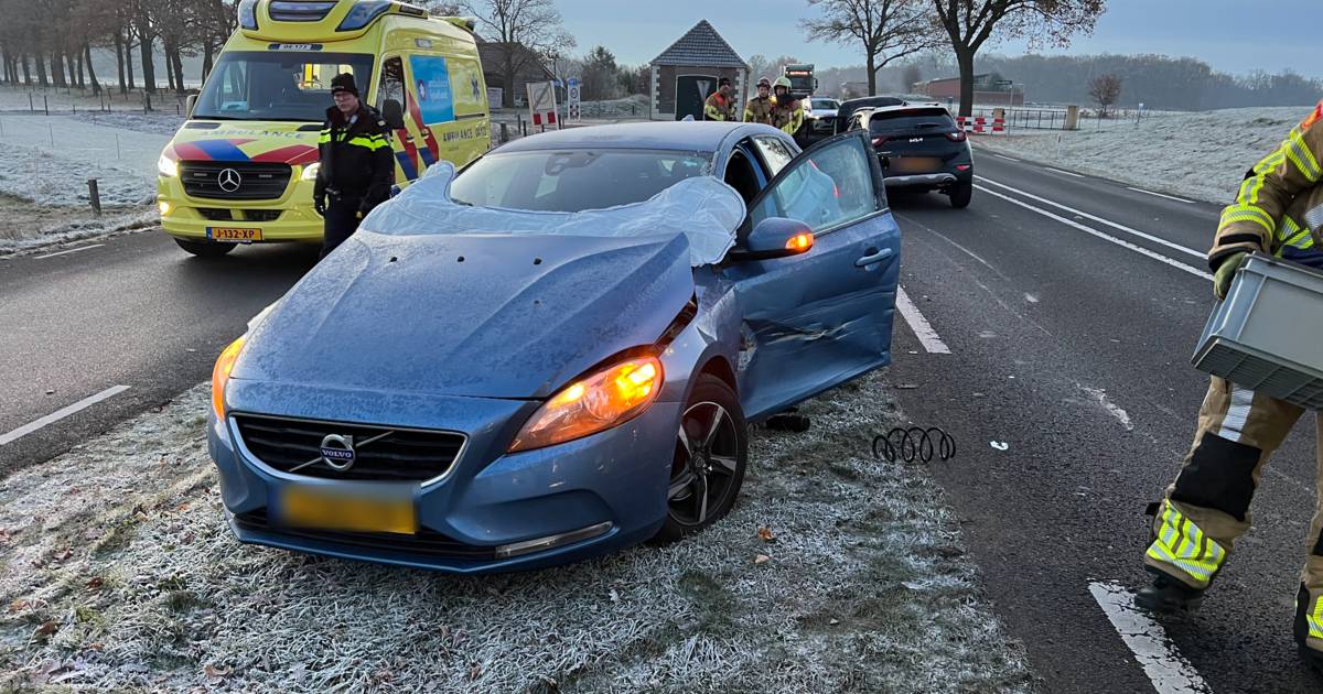 Frontale botsing op dijk tussen Zwolle en Deventer: slachtoffer uit auto geknipt.