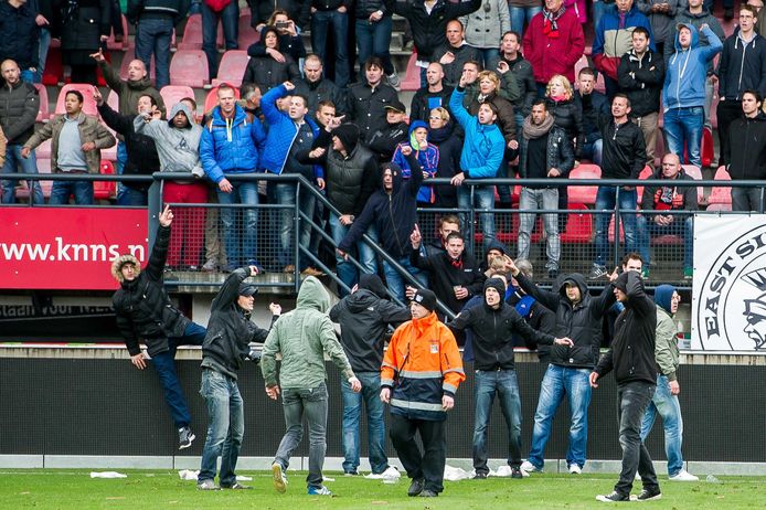 Help, de hooligans grijpen de macht! | Nederlands voetbal | AD.nl