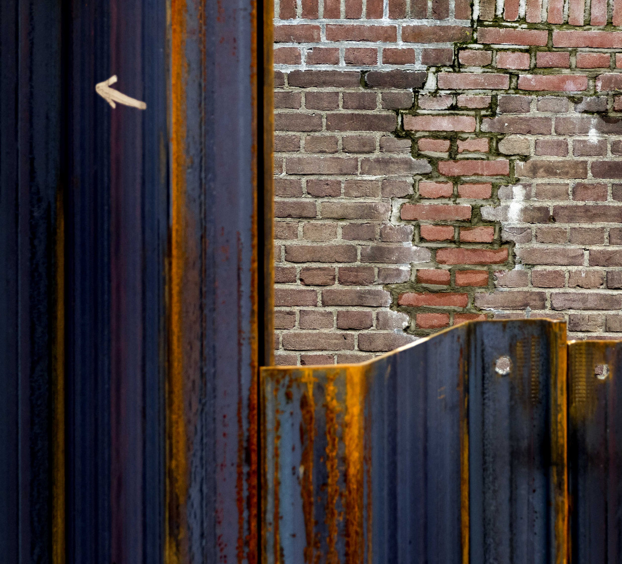 Scheuren in de kademuur van de Leliegracht.  Beeld ANP