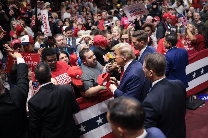 De Republikeinse presidentskandidaat en voormalig president Donald Trump begroet supporters na zijn toespraak op een Get Out The Vote bijeenkomst op de Winthrop Universiteit op 23 februari 2024 in Rock Hill, South Carolina.