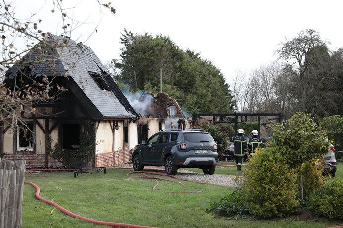 Bij een zware woningbrand in de Franse gemeente Selles zijn twee kinderen van 7 en 11 om het leven gekomen. Een derde kind van 13 is kritiek.