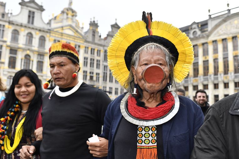 Archiefbeeld. Indianenleider Raoni Metuktire (rechts) op bezoek in Brussel. (17/05/2019) Beeld BELGA