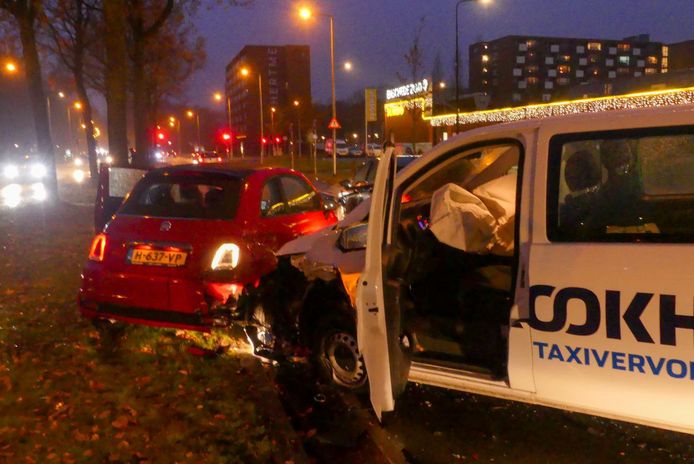 Auto's en taxibusje botsen tegen elkaar in Enschede | Enschede | AD.nl