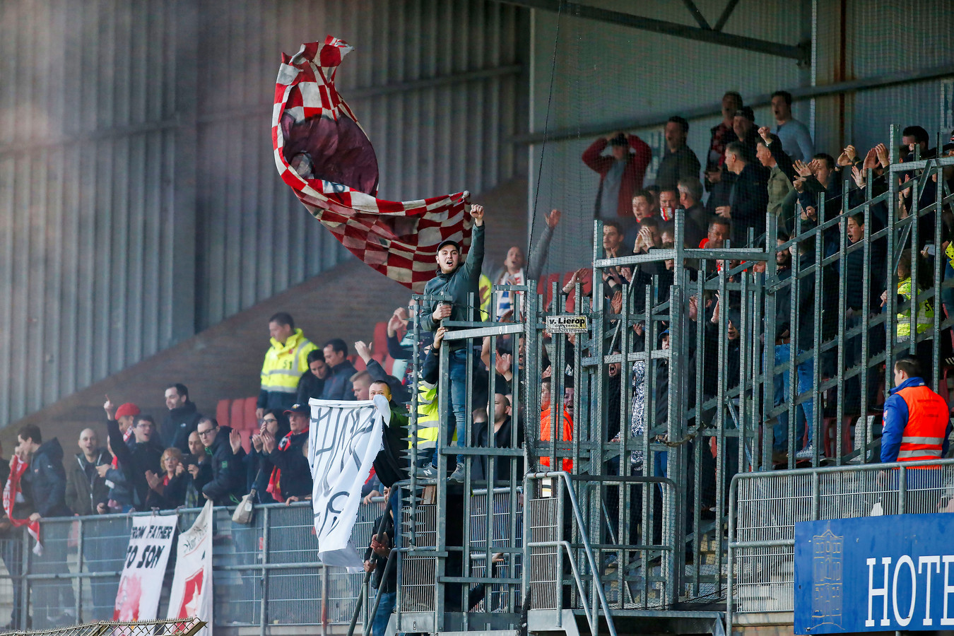 canvas Communistisch kaping MVV-supporters niet welkom bij Helmond Sport' | Foto | ed.nl