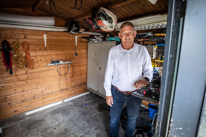 Bij John Brand zijn drie weken geleden twee elektrische fietsen uit de schuur gestolen. De poort werd opengebroken.